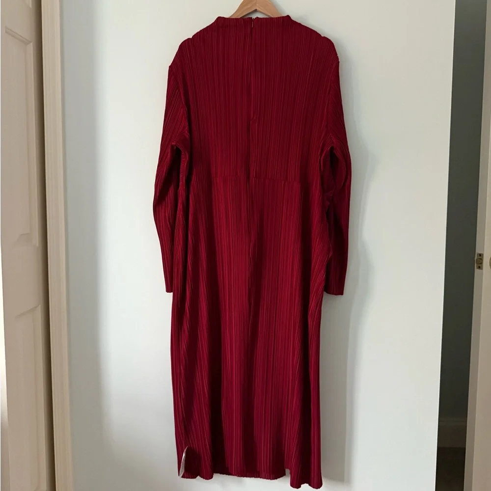 ASOS DESIGN Curve plisse cut out wide sleeve and side twist midi dress in wine - Picture 6 of 7